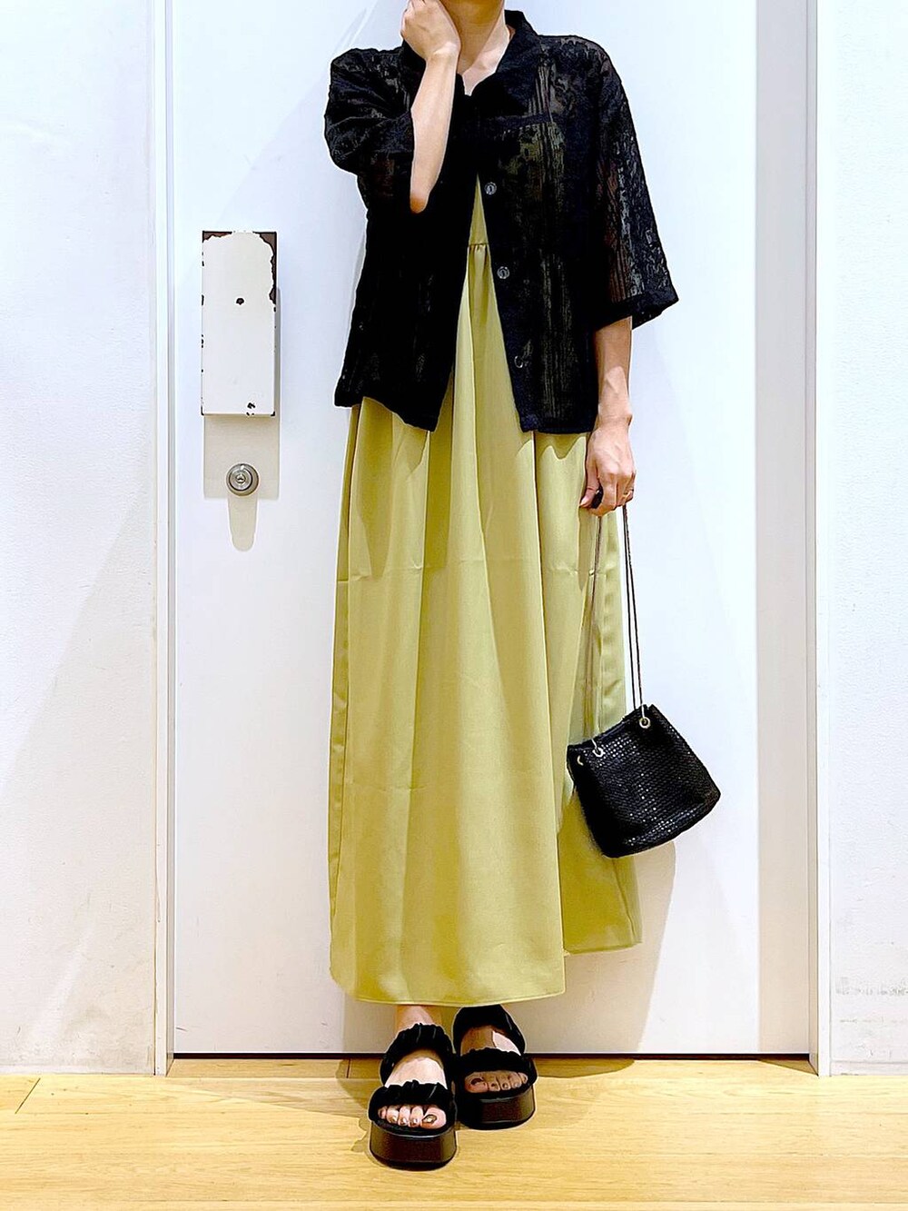 ブラック系のサンダル、ブラック系のシャツ/ブラウス、グリーン系のワンピースを着用したレディースの秋コーディネートの6枚目の写真