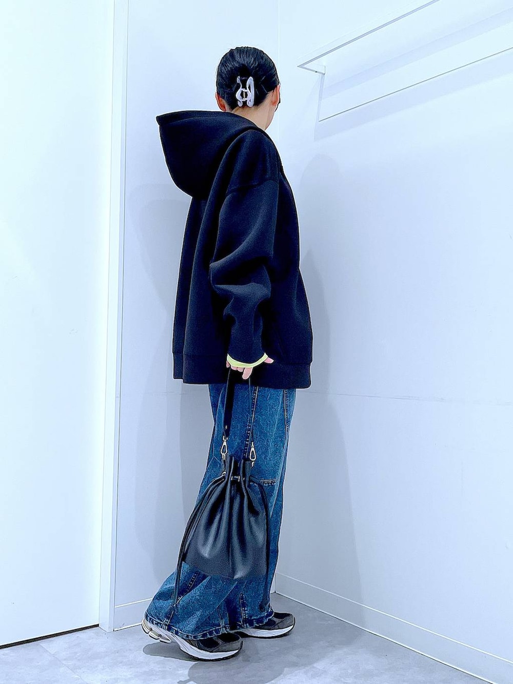 グリーン系のTシャツ/カットソー、ブラック系のパーカー、ブラック系のショルダーバッグを着用したレディースの春コーディネートの4枚目の写真