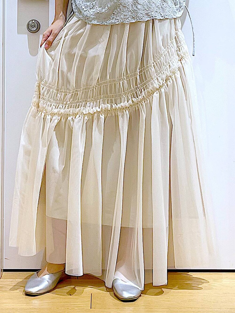 シルバー系のパンプス、その他のショルダーバッグ、グレー系のTシャツ/カットソーを着用したレディースの春コーディネートの8枚目の写真