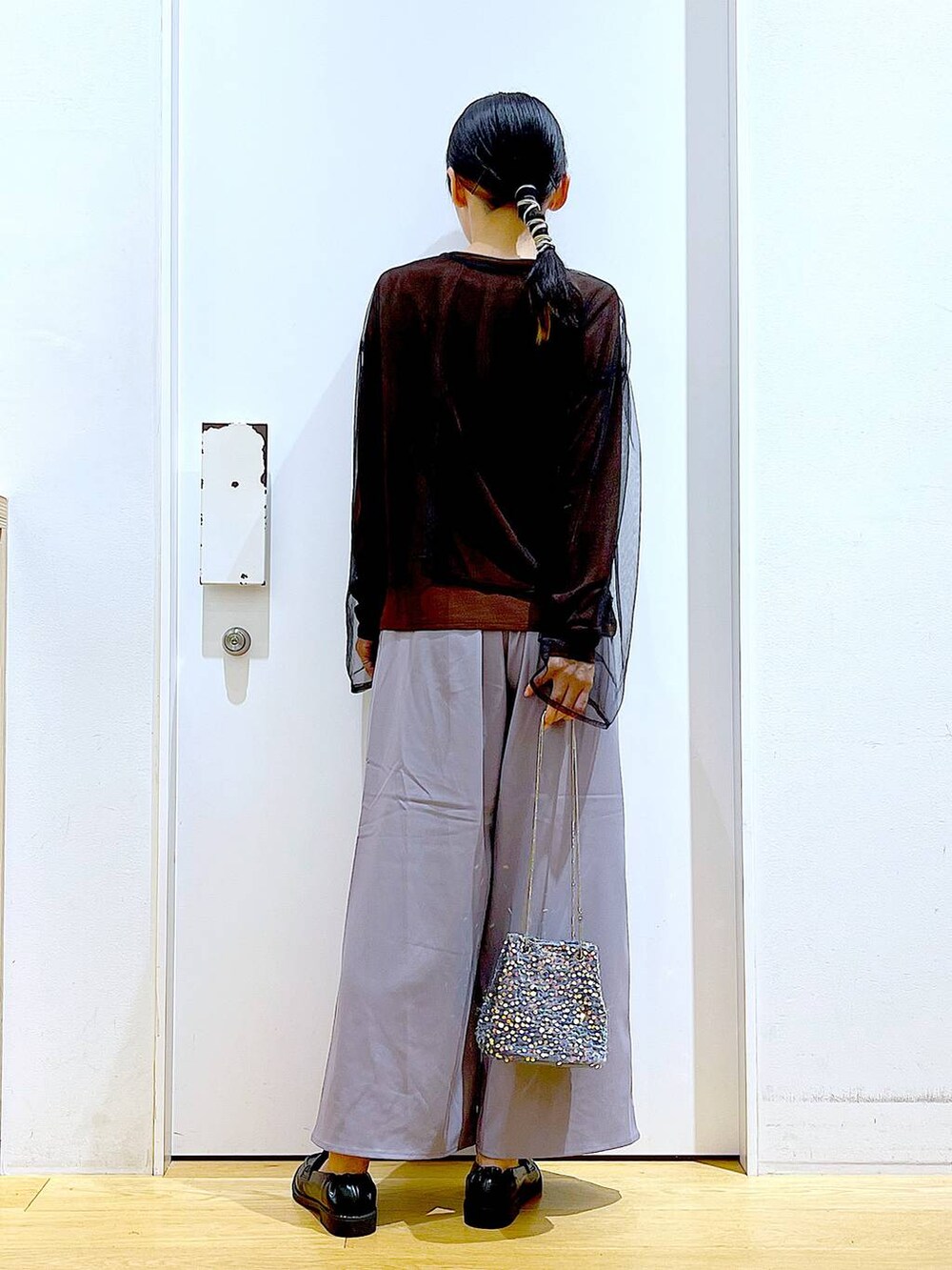 グレー系のショルダーバッグ、ブラウン系のTシャツ/カットソー、グレー系のその他パンツを着用したレディースの秋コーディネートの5枚目の写真