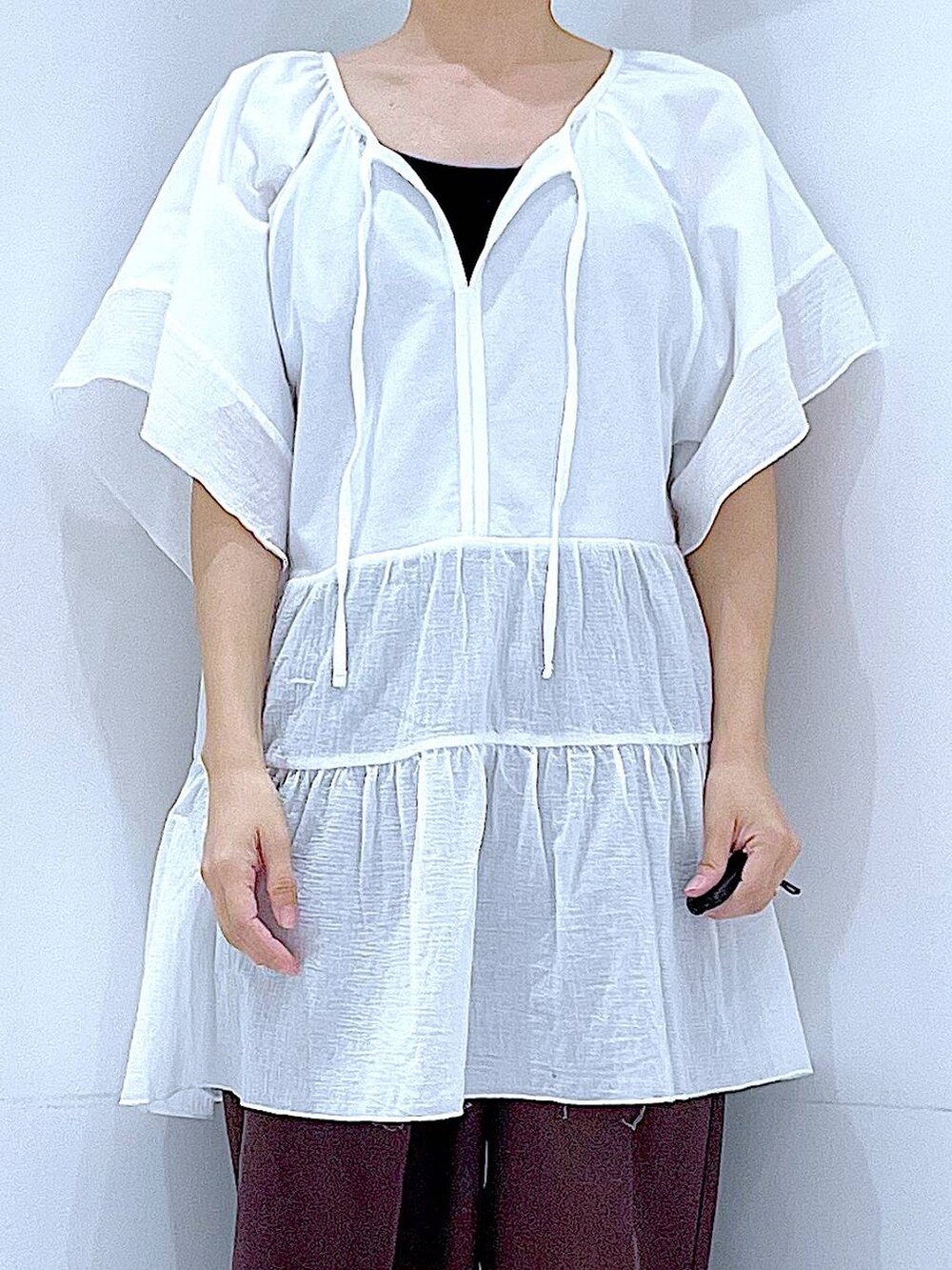 ホワイト系のサンダル、グリーン系のトートバッグ、ブラウン系のその他パンツを着用したレディースの夏コーディネートの7枚目の写真