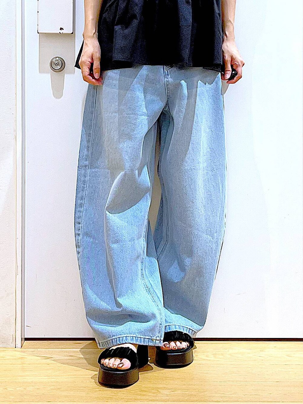 ピンク系のショルダーバッグ、ブルー系のデニムパンツ、ブラック系のTシャツ/カットソーを着用したレディースの夏コーディネートの8枚目の写真