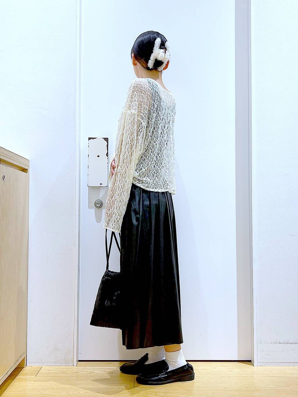 ブラック系のショルダーバッグ、ブラック系のローファー、ベージュ系のTシャツ/カットソーを着用したレディースの秋コーディネートの3枚目の写真