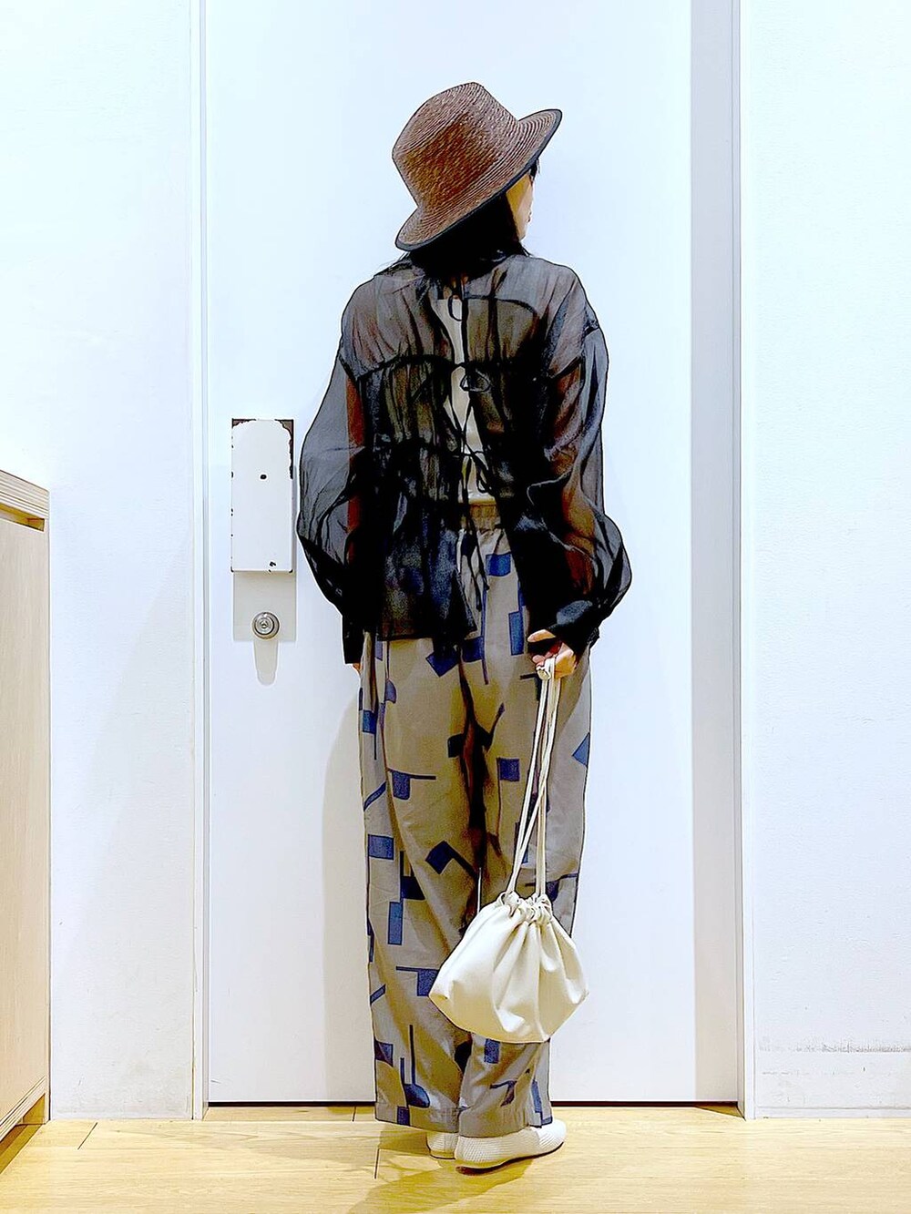 グレー系のその他パンツ、ブラック系のシャツ/ブラウス、ベージュ系のショルダーバッグを着用したレディースの春コーディネートの5枚目の写真