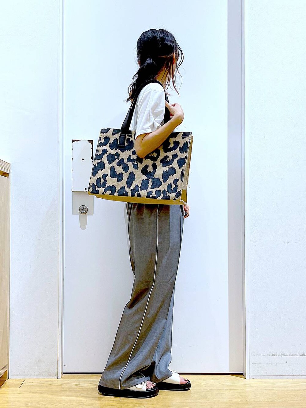 ホワイト系のサンダル、その他のトートバッグ、ホワイト系のキャミソールを着用したレディースの夏コーディネートの4枚目の写真