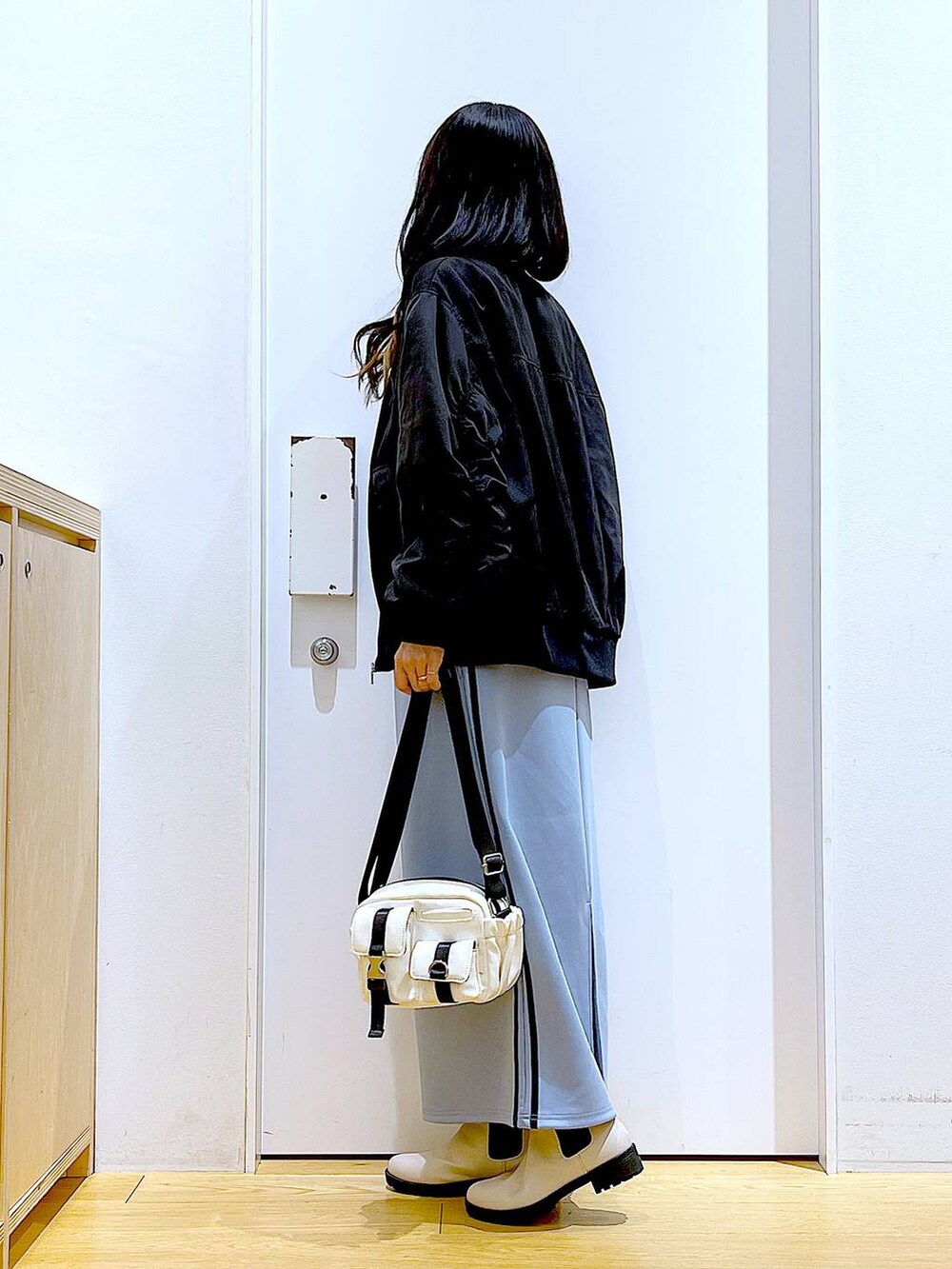 「リラックス、若見え、ゆったり、休日コーデ、骨格ウェーブ、LAKOLE、MA-1、春コーデ、春アウター、ロンT、スカート、カジュアル、ショルダーバッグ、ブーツ、差し色コーデ」｜「LAKOLEのトラックタイトスカート / 103848（スカート、ブルー系）」を使った、あおき@LAKOLE海老名さん（レディース・156cm）の春コーディネートの3枚目の写真