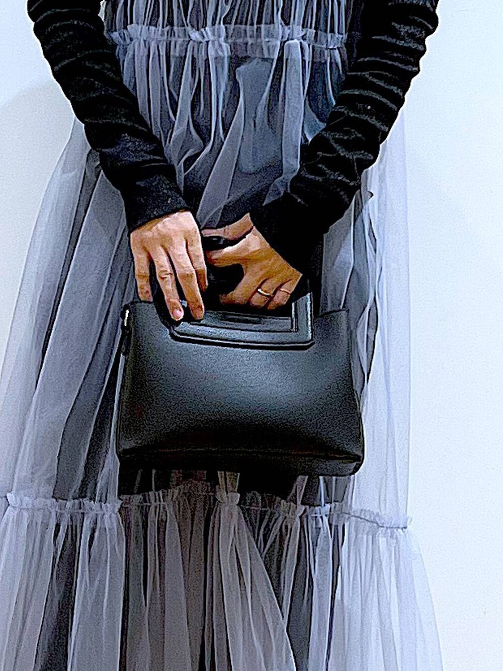 グレー系のデニムパンツ、ブルー系のワンピース、ブラック系のTシャツ/カットソーを着用したレディースの春コーディネートの9枚目の写真