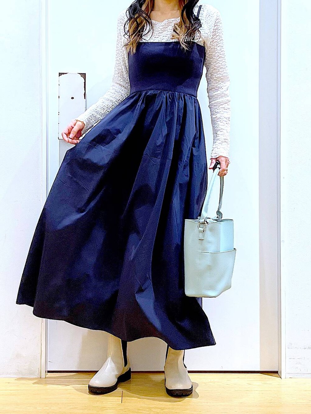 ホワイト系のTシャツ/カットソー、グリーン系のショルダーバッグ、ベージュ系のブーツを着用したレディースの春コーディネートの6枚目の写真