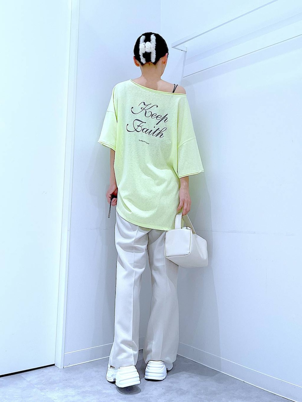 ホワイト系のショルダーバッグ、イエロー系のTシャツ/カットソー、ホワイト系のサンダルを着用したレディースの夏コーディネートの5枚目の写真