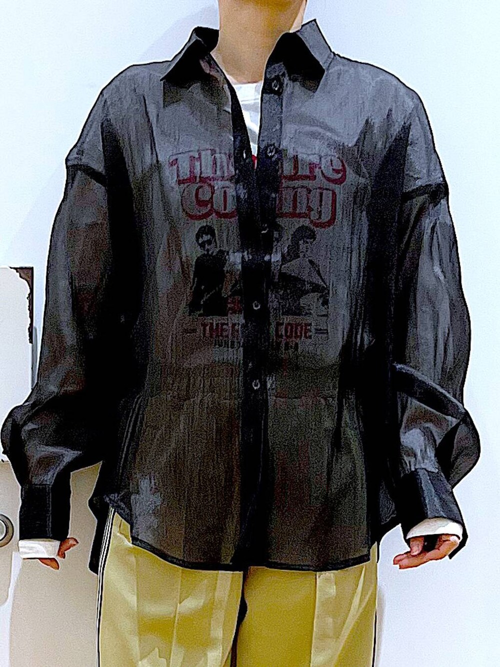 グリーン系のその他パンツ、ブラック系のスニーカー、ブラック系のショルダーバッグを着用したレディースの春コーディネートの7枚目の写真