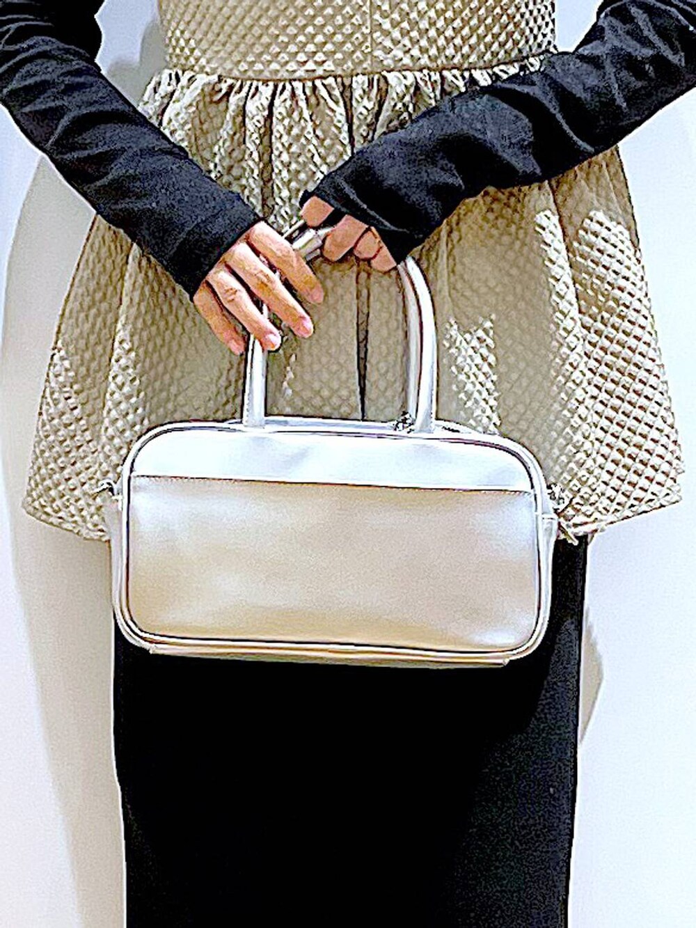 シルバー系のショルダーバッグ、ブラック系のTシャツ/カットソー、ブラック系のスニーカーを着用したレディースの春コーディネートの9枚目の写真