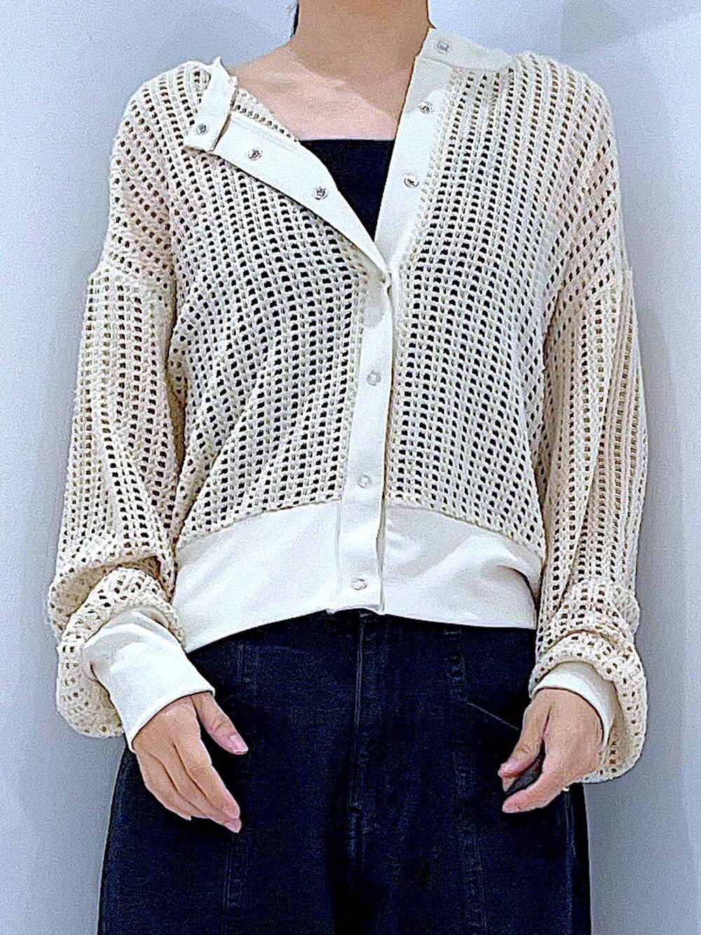 ホワイト系のスニーカー、ブラック系のデニムパンツ、ホワイト系のショルダーバッグを着用したレディースの春コーディネートの7枚目の写真