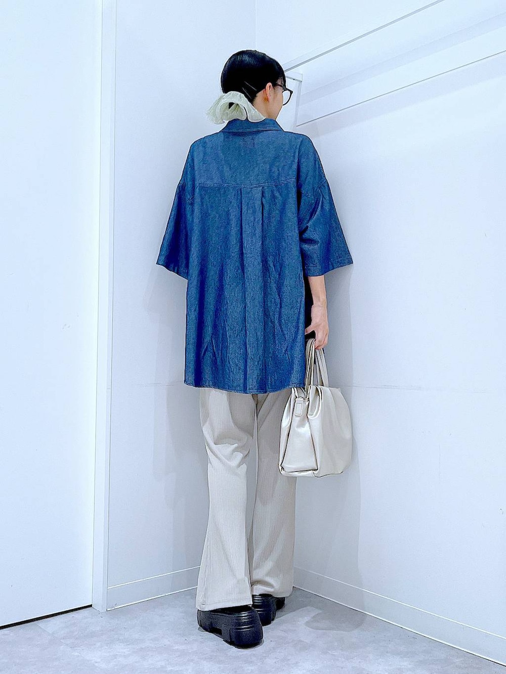 ベージュ系のその他パンツ、ブラック系のサンダル、ブルー系のシャツ/ブラウスを着用したレディースの夏コーディネートの5枚目の写真