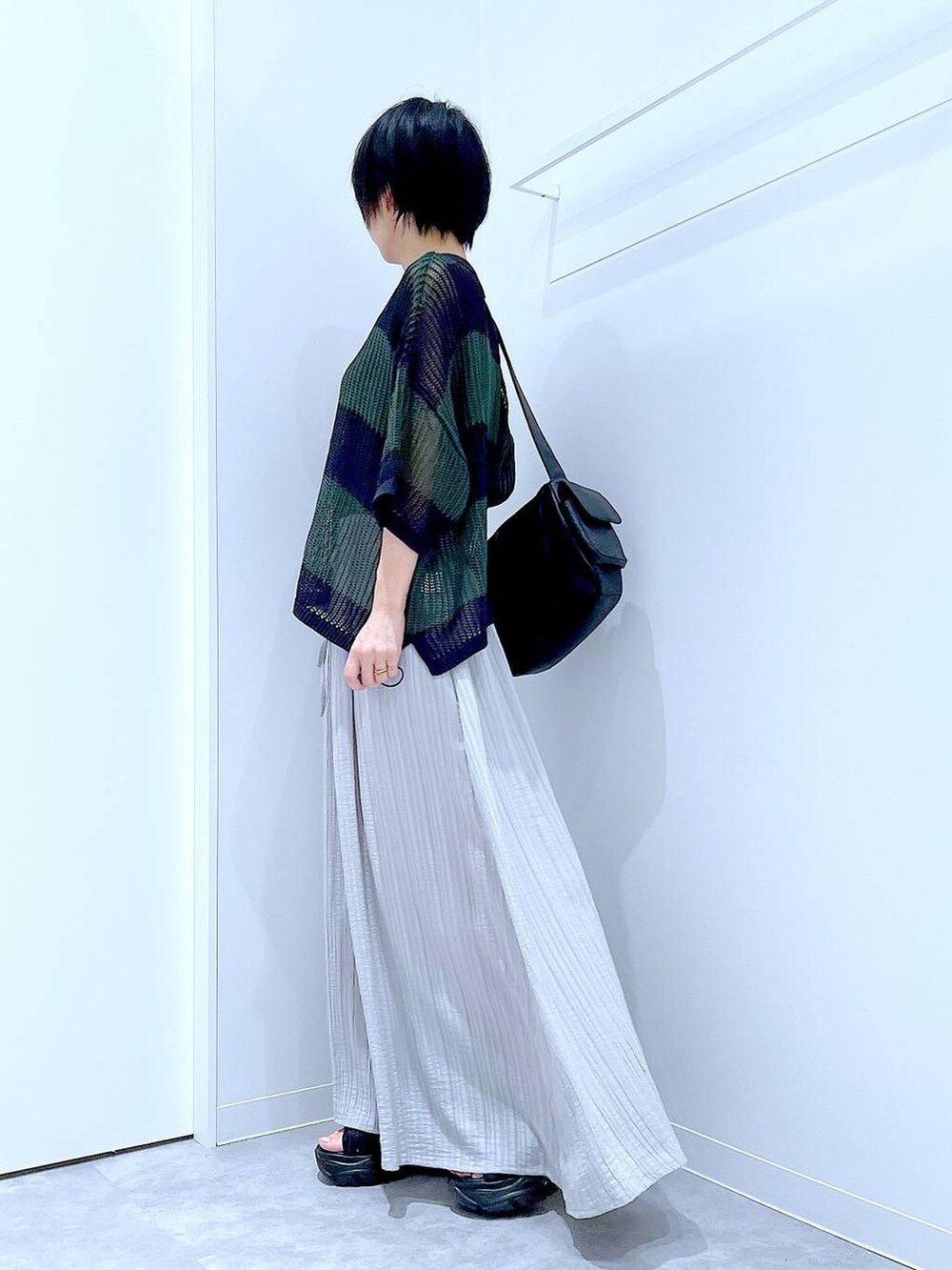 ブラック系のスニーカー、ブラック系のショルダーバッグ、グレー系のその他パンツを着用したレディースの夏コーディネートの3枚目の写真