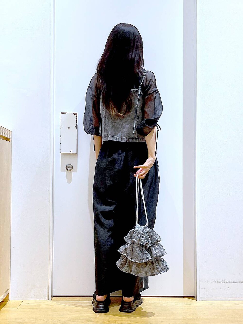 シルバー系のショルダーバッグ、ブラック系のサンダル、ブラック系のその他パンツを着用したレディースの夏コーディネートの5枚目の写真