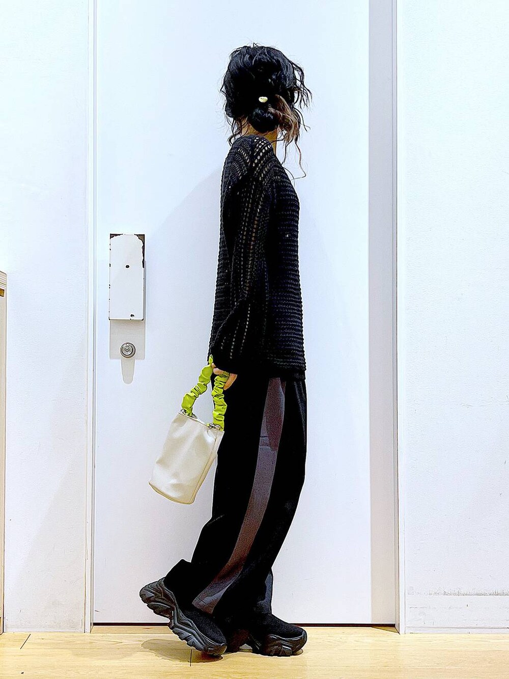グリーン系のショルダーバッグ、ブラック系のその他パンツ、ブラック系のスニーカーを着用したレディースの春コーディネートの4枚目の写真