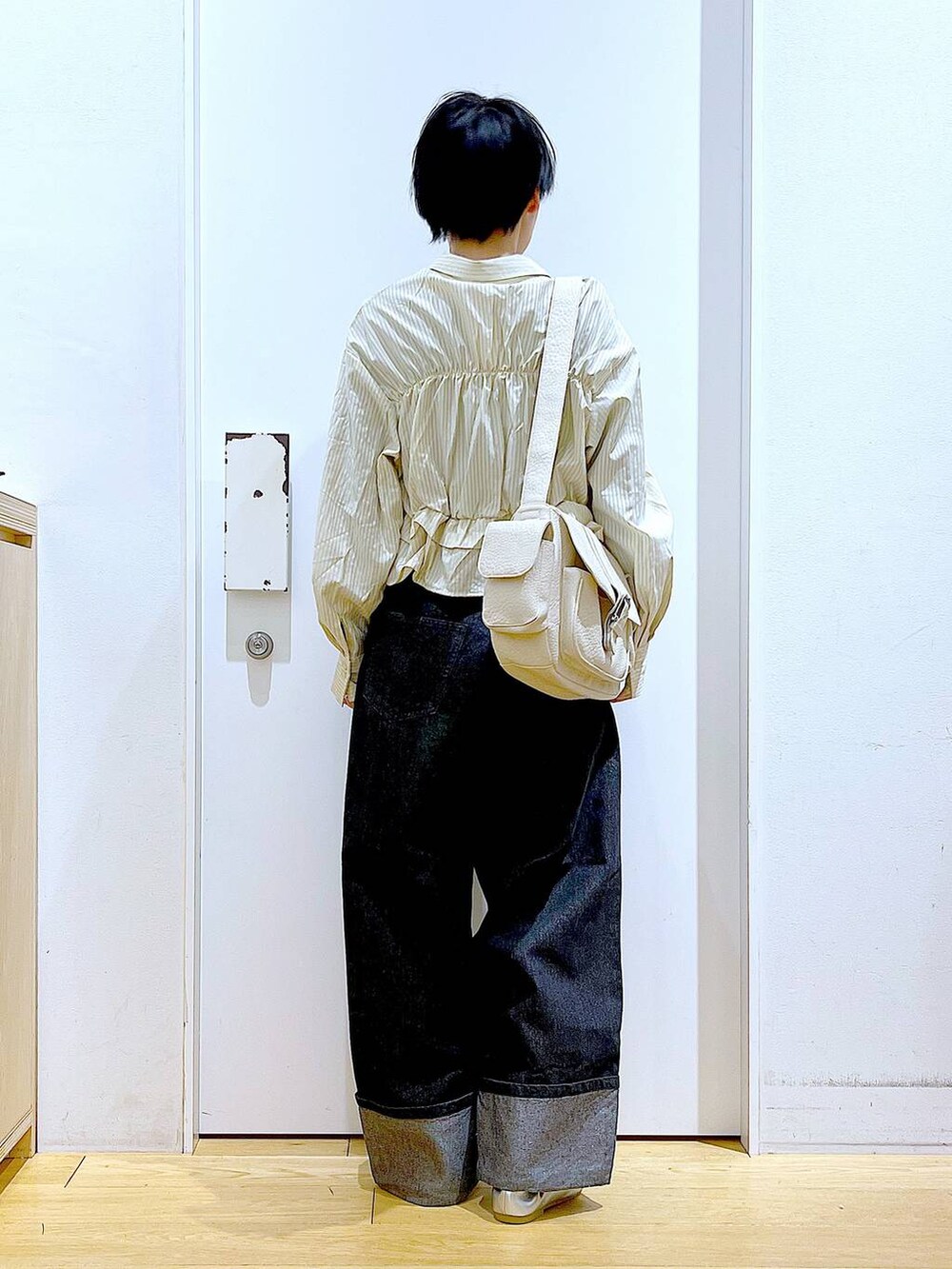 「リラックス、若見え、ゆったり、休日コーデ、骨格ウェーブ、LAKOLE、デニムパンツ、シャツ、ストライプシャツ、春コーデ、春色、フラットシューズ、パンプス、ショルダーバッグ、おでかけ」｜「LAKOLEの【卒入式／オケージョンにも】スクエアギャザーフラットパンプス / 286480（パンプス、シルバー系）」を使った、あおき@LAKOLE海老名さん（レディース・156cm）の冬コーディネートの5枚目の写真