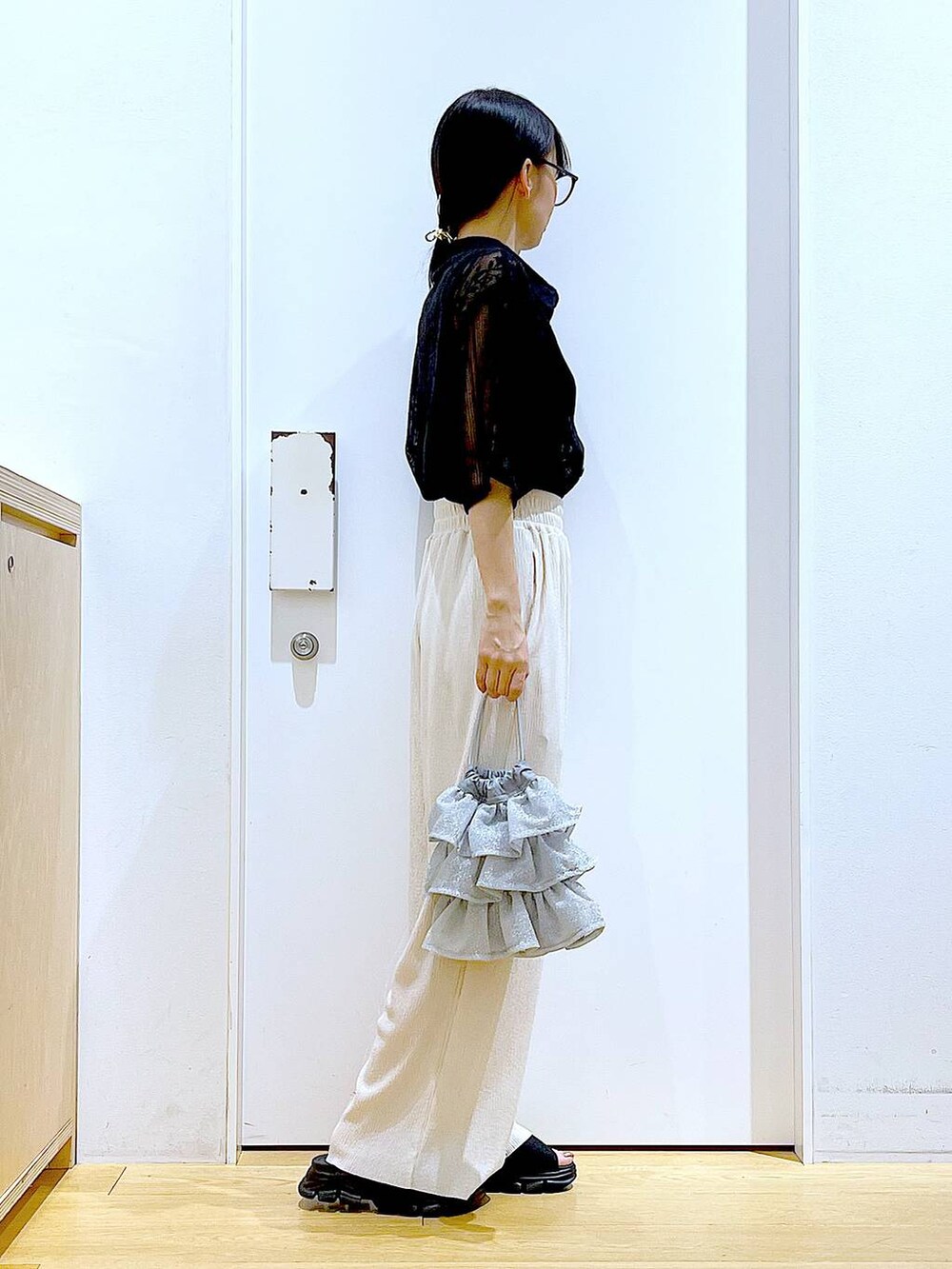 シルバー系のショルダーバッグ、ブラック系のサンダル、ブラック系のシャツ/ブラウスを着用したレディースの夏コーディネートの4枚目の写真