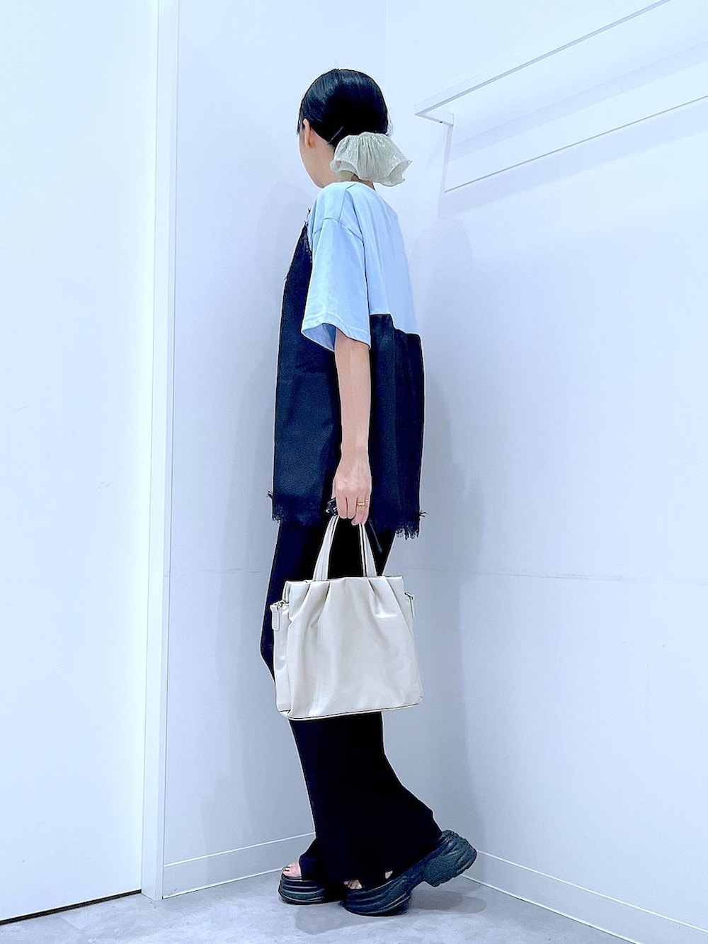 ブルー系のTシャツ/カットソー、ブラック系のその他パンツ、ブラック系のサンダルを着用したレディースの夏コーディネートの3枚目の写真