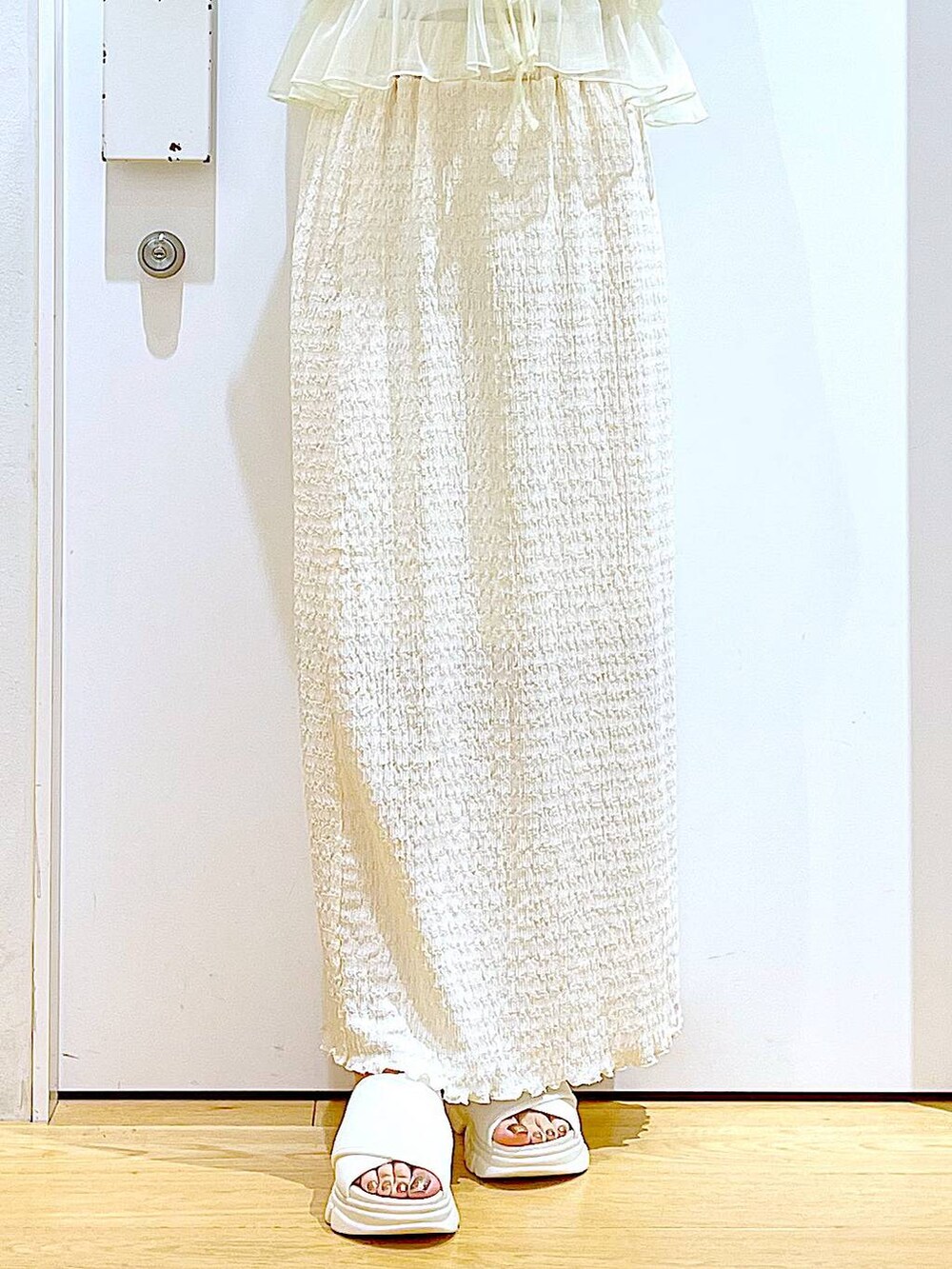 ホワイト系のサンダル、ホワイト系のTシャツ/カットソー、イエロー系のキャミソールを着用したレディースの夏コーディネートの8枚目の写真