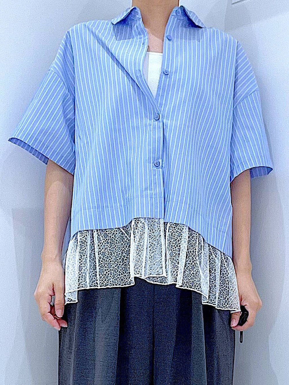 ホワイト系のサンダル、ブルー系のシャツ/ブラウス、グレー系のその他パンツを着用したレディースの夏コーディネートの7枚目の写真