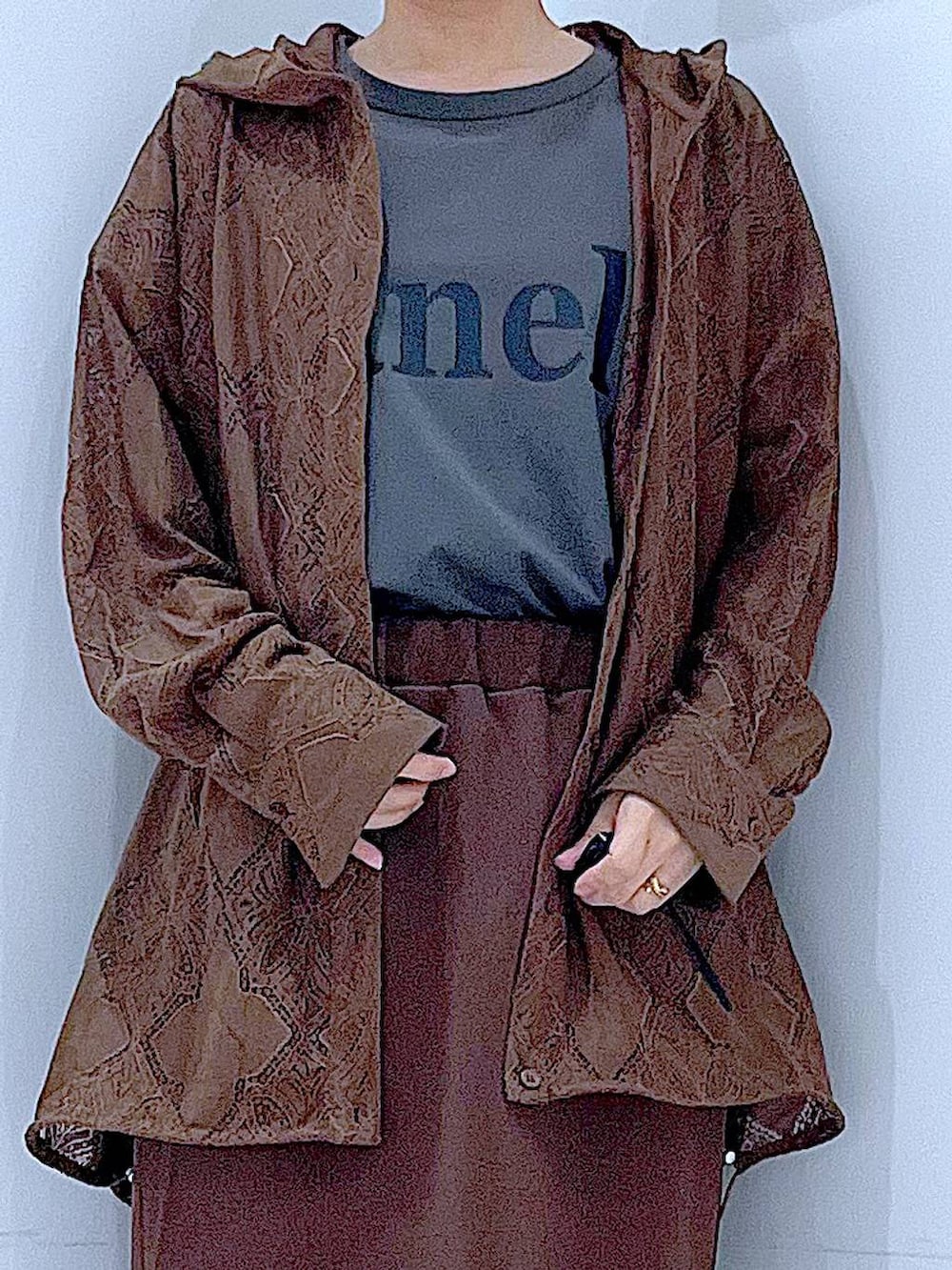 グレー系のTシャツ/カットソー、ブラック系のハンドバッグ、ブラウン系のシャツ/ブラウスを着用したレディースの秋コーディネートの7枚目の写真