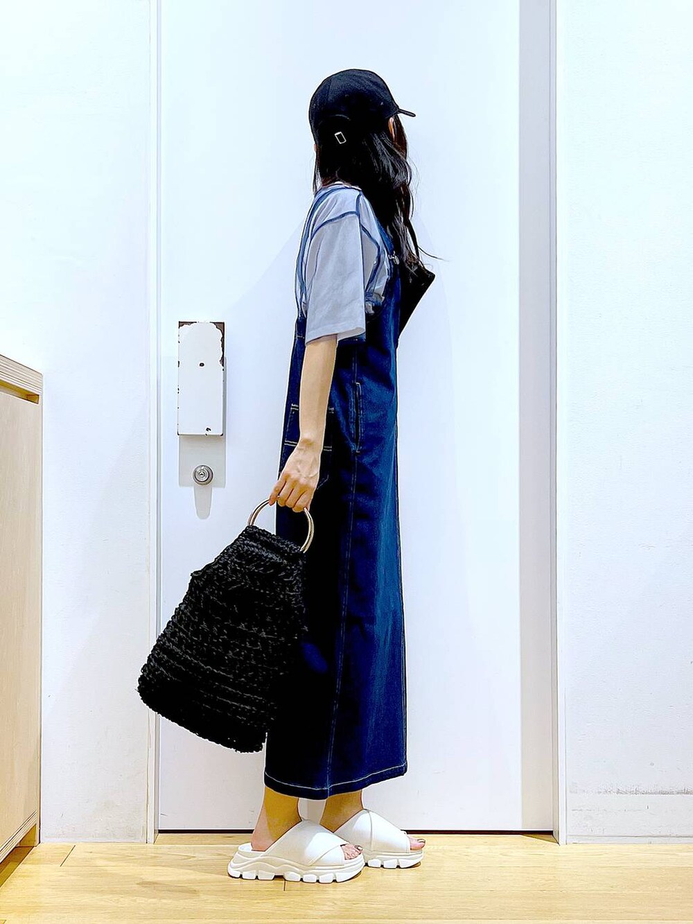 「リラックス、若見え、ゆったり、休日コーデ、骨格ウェーブ、LAKOLE、Tシャツ、キャップ、サンダル、カジュアル、楽ちんコーデ、バッグ、夏コーデ、体型カバー、スカート」｜「LAKOLEのデニムジャンスカ / 102219（ジャンパースカート、ブルー系）」を使った、あおき@LAKOLE海老名さん（レディース・156cm）の春コーディネートの4枚目の写真