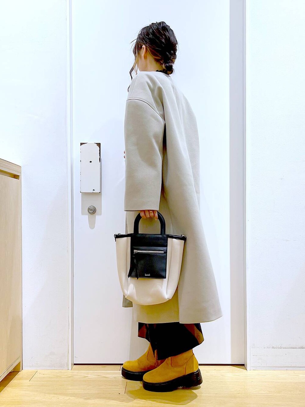 「リラックス、若見え、ゆったり、休日コーデ、骨格ウェーブ、LAKOLE、冬コーデ、コート、アウター、スウェット、スカート、カジュアル、ベーシック/シンプル、体型カバー、ブーツ」｜「LAKOLEのメロウタートルインナー / 961223（Tシャツ/カットソー、ブラック系）」を使った、あおき@LAKOLE海老名さん（レディース・156cm）の冬コーディネートの3枚目の写真
