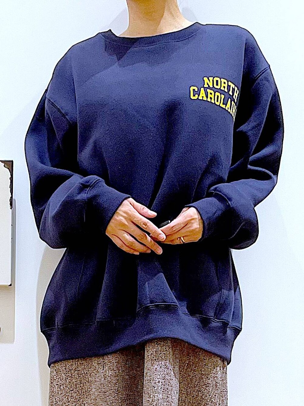 ブラック系のショルダーバッグ、ブラック系のブーツ、ブラウン系のワンピースを着用したレディースの冬コーディネートの7枚目の写真