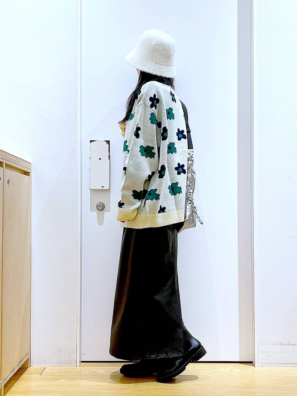 ベージュ系のカーディガン/ボレロ、ブラック系のブーツ、ブラック系のニット/セーターを着用したレディースの冬コーディネートの3枚目の写真