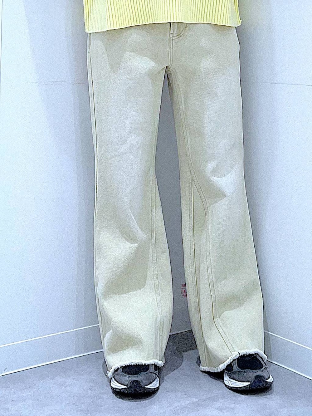 ブラウン系のニット/セーター、ベージュ系のデニムパンツ、ブラウン系のショルダーバッグを着用したレディースの冬コーディネートの8枚目の写真