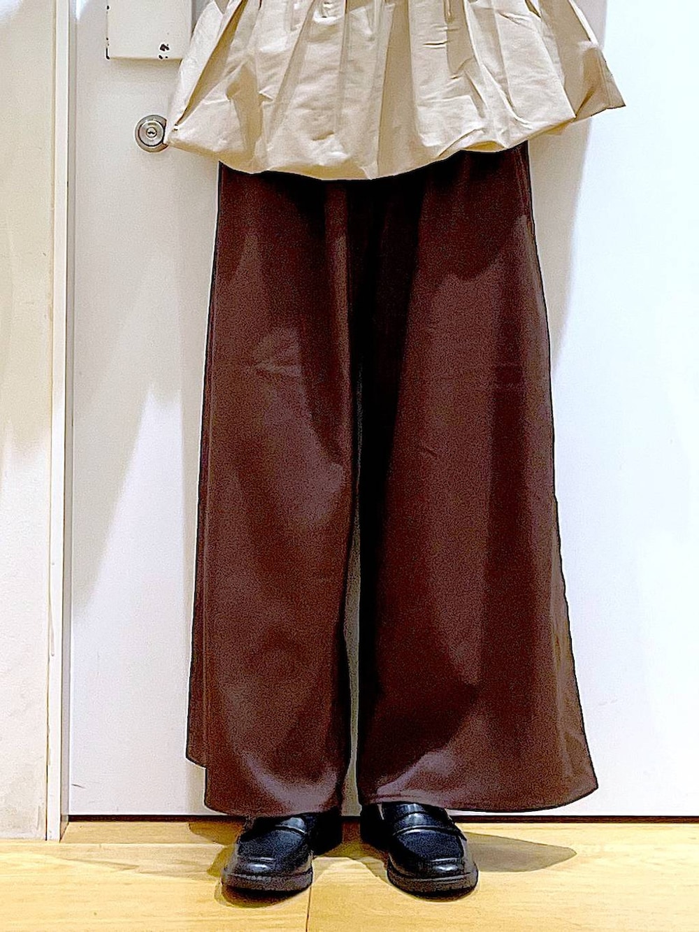 ブラック系のハンドバッグ、ブラウン系のその他パンツ、ブラック系のローファーを着用したレディースの秋コーディネートの8枚目の写真