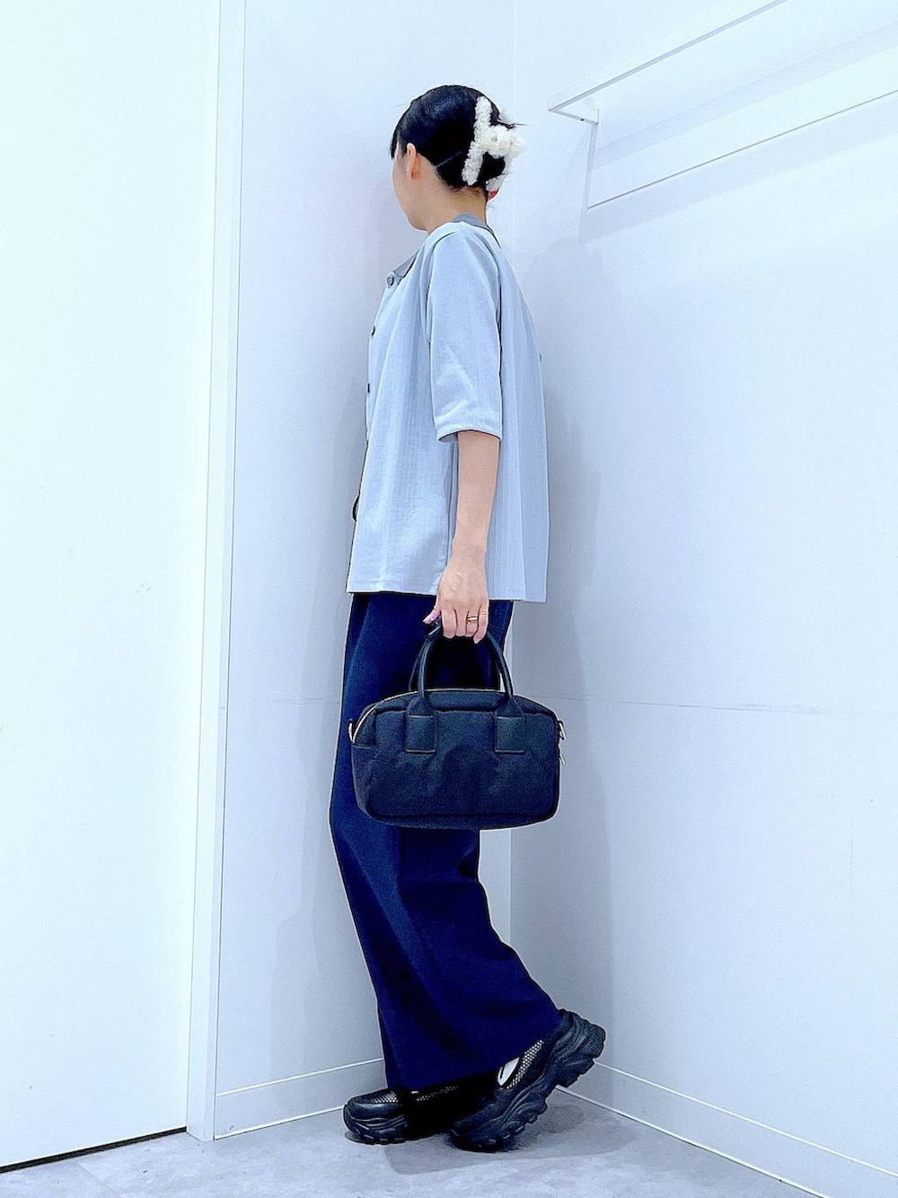 ブルー系のその他パンツ、ブラック系のスニーカー、ブラック系のボストンバッグを着用したレディースの夏コーディネートの3枚目の写真