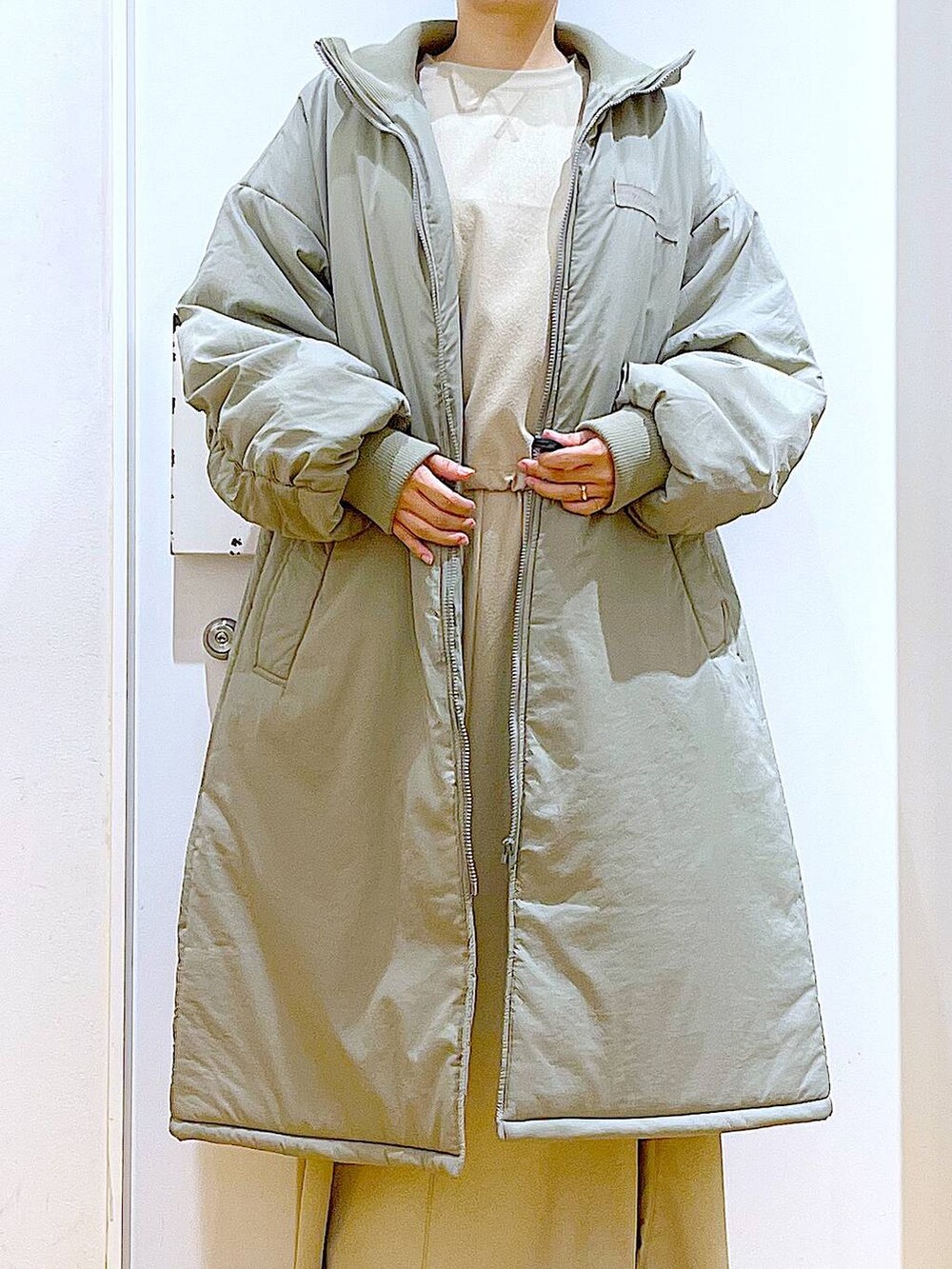「リラックス、若見え、ゆったり、休日コーデ、骨格ウェーブ、LAKOLE、コート、冬アウター、カジュアルコーデ、おでかけ、ショルダーバッグ、ブーツ、メガネ、シンプルコーデ、ロングコート」｜「LAKOLEのミリタリー中綿コート / 135661（ミリタリージャケット、グリーン系）」を使った、あおき@LAKOLE海老名さん（レディース・156cm）の冬コーディネートの7枚目の写真