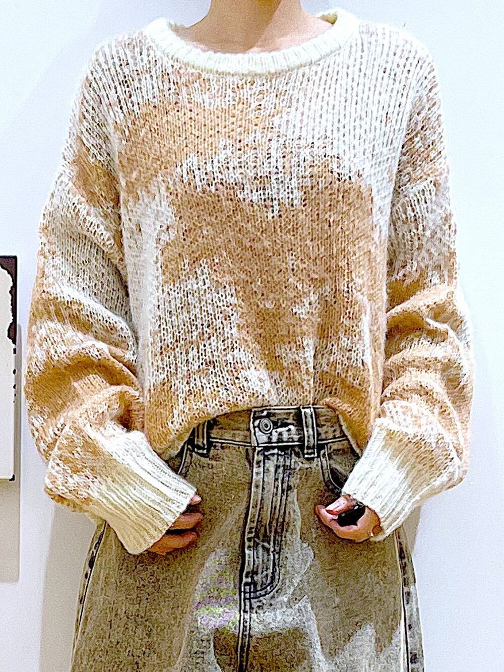 ブラック系のブーツ、ベージュ系のショルダーバッグ、ベージュ系のデニムパンツを着用したレディースの冬コーディネートの7枚目の写真