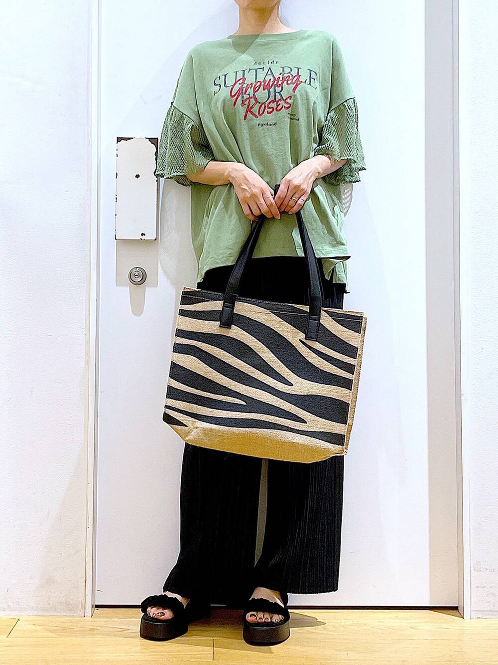 ブラック系のサンダル、その他のトートバッグ、ブラック系のその他パンツを着用したレディースの秋コーディネートの6枚目の写真