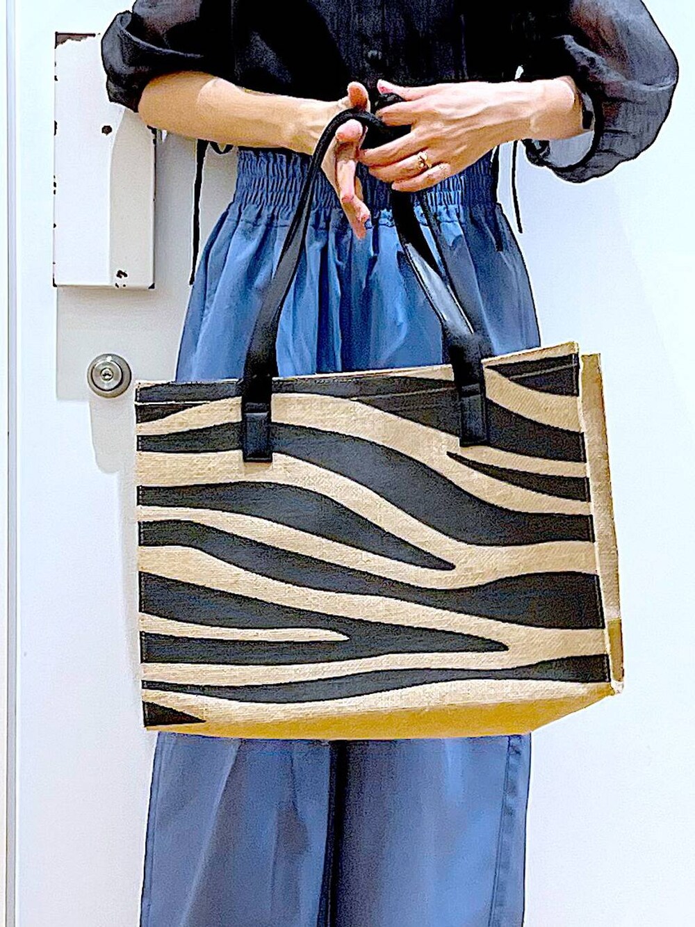 ホワイト系のサンダル、その他のトートバッグ、ブルー系のその他パンツを着用したレディースの夏コーディネートの9枚目の写真