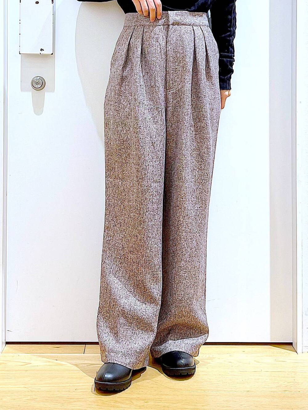 イエロー系のショルダーバッグ、ブラック系のブーツ、ブラウン系のその他パンツを着用したレディースの冬コーディネートの8枚目の写真