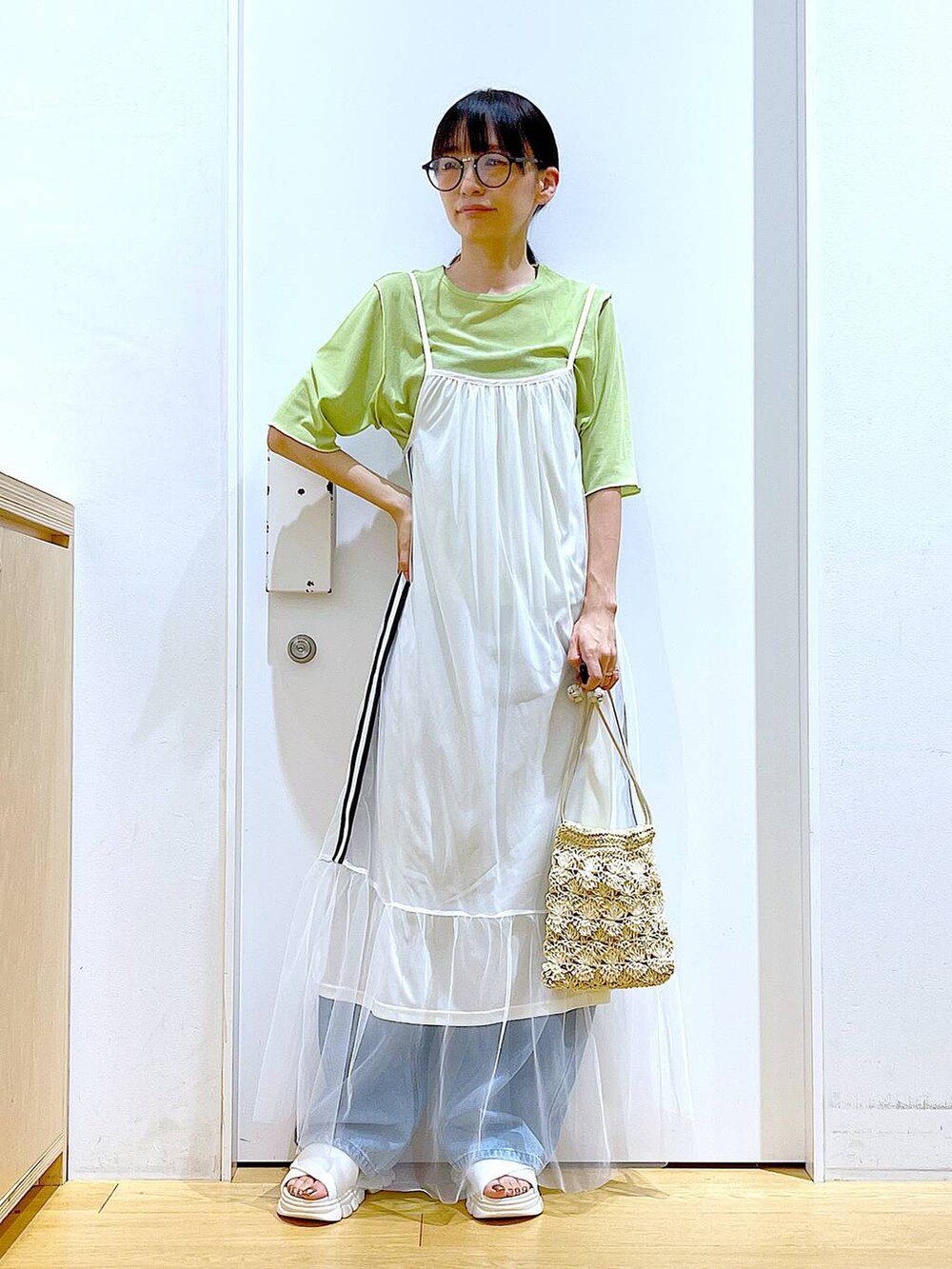 ホワイト系のサンダル、ホワイト系のワンピース、ベージュ系のショルダーバッグを着用したレディースの夏コーディネートの2枚目の写真