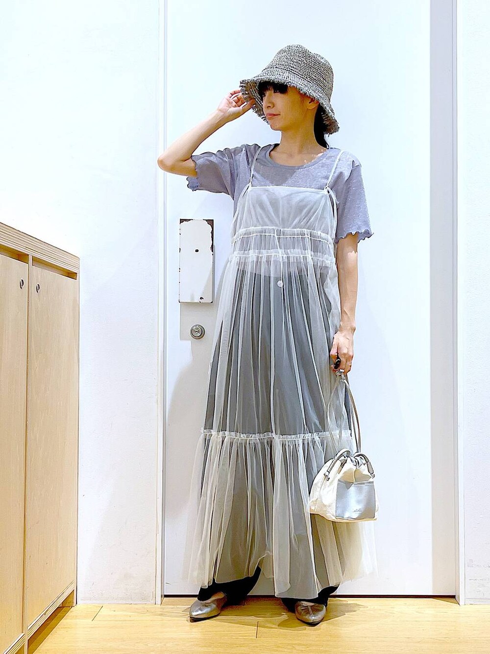 その他のパンプス、ホワイト系のワンピース、ホワイト系のワンピースを着用したレディースの夏コーディネートの2枚目の写真