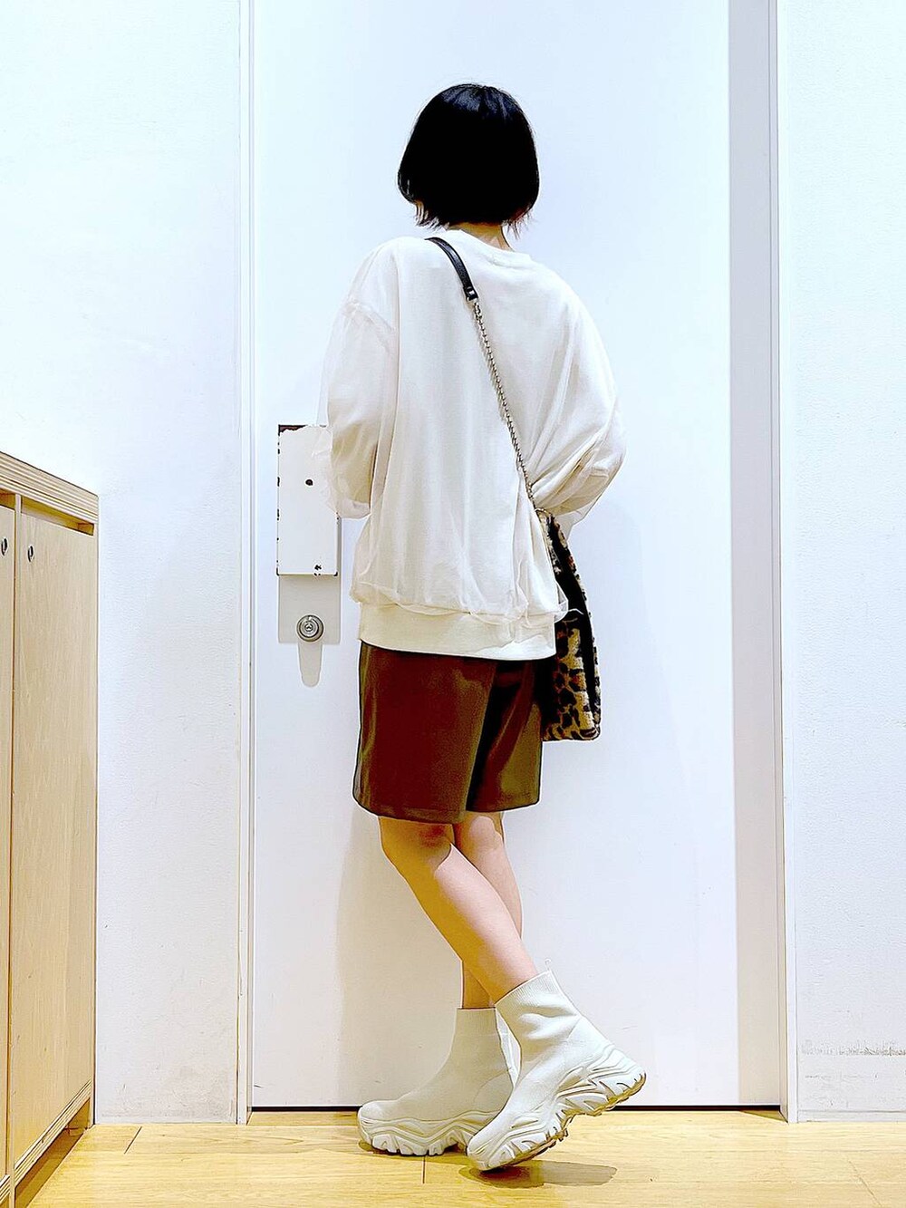 その他のショルダーバッグ、ベージュ系のブーツ、ベージュ系のスウェットを着用したレディースの冬コーディネートの3枚目の写真