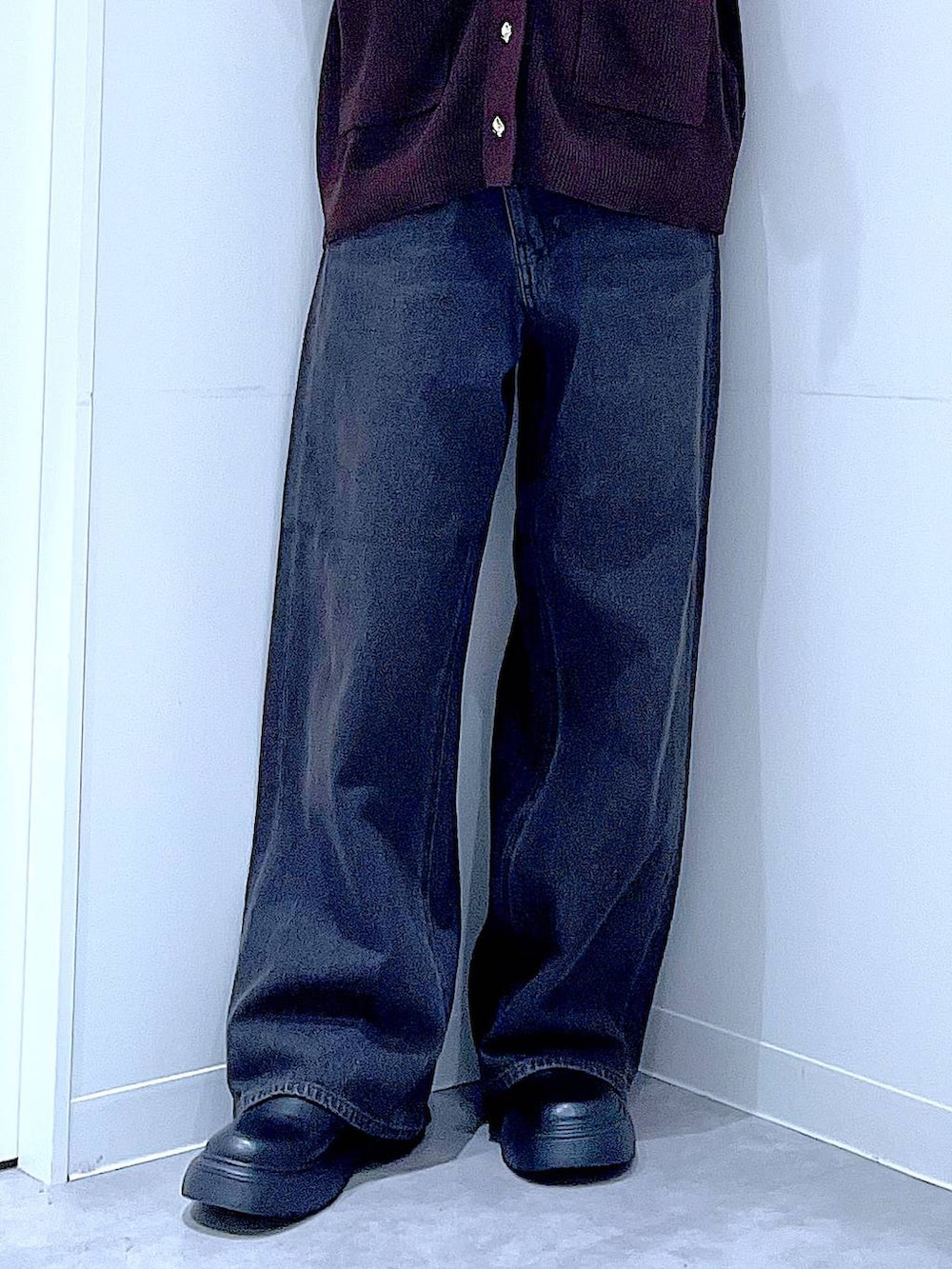 ブラック系のデニムパンツ、その他のハンドバッグ、ブラック系のTシャツ/カットソーを着用したレディースの秋コーディネートの8枚目の写真