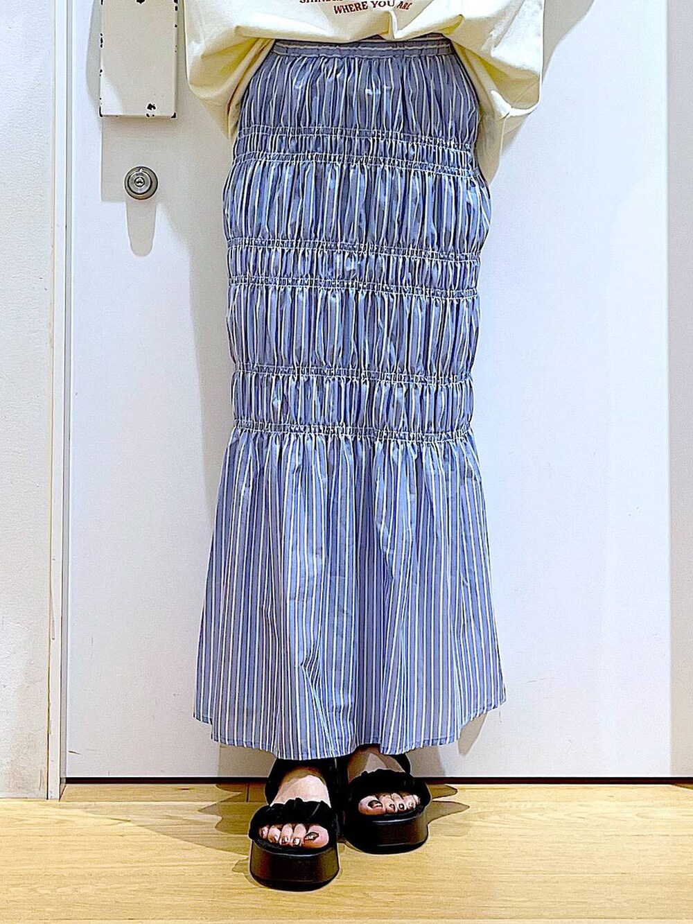 ブラック系のサンダル、その他のスカート、ブラック系のハンドバッグを着用したレディースの夏コーディネートの8枚目の写真