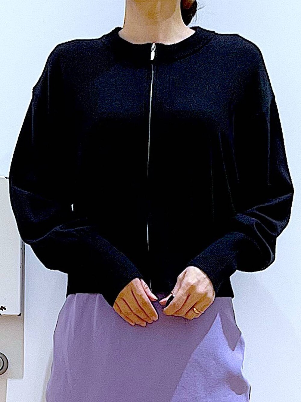 ブラック系のカーディガン/ボレロ、ベージュ系のブーツ、グレー系のショルダーバッグを着用したレディースの春コーディネートの7枚目の写真