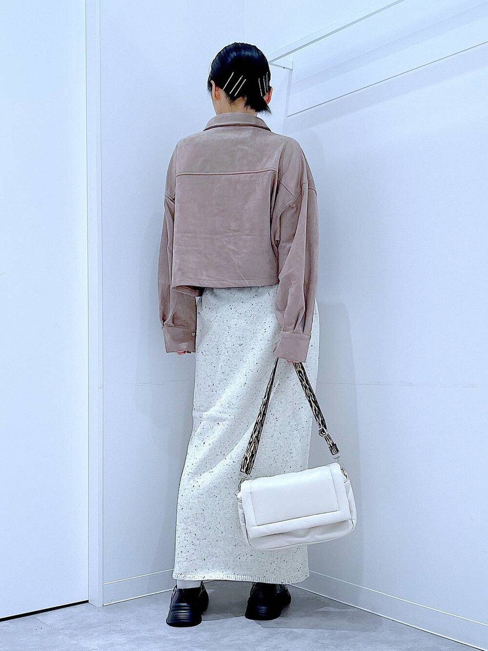 ブラック系のローファー、ホワイト系のショルダーバッグ、ブラウン系のシャツ/ブラウスを着用したレディースの秋コーディネートの5枚目の写真