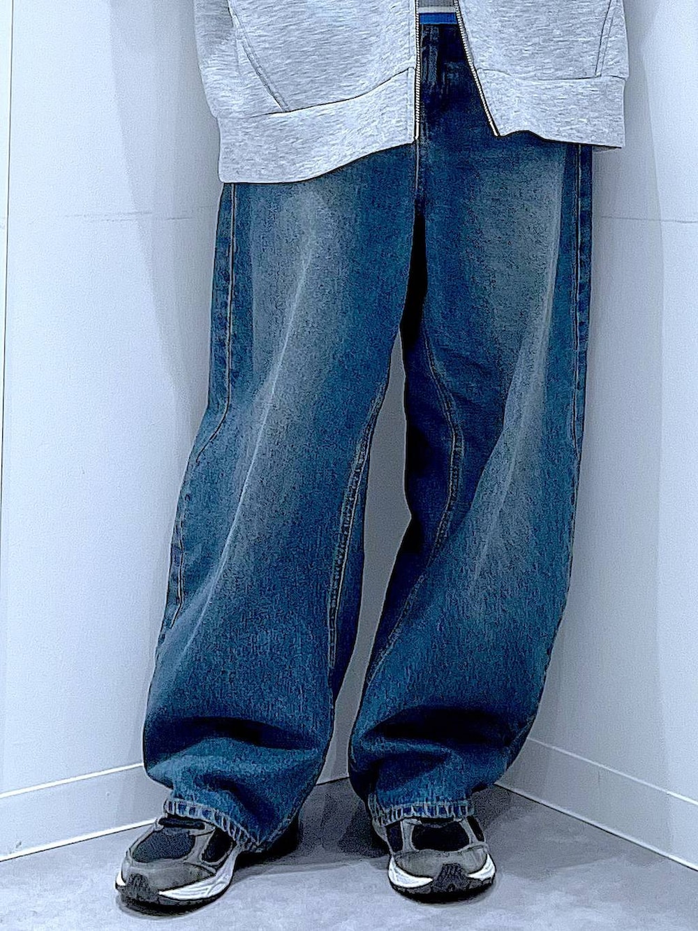 ブルー系のデニムパンツ、グレー系のパーカー、ブラック系のショルダーバッグを着用したレディースの冬コーディネートの8枚目の写真