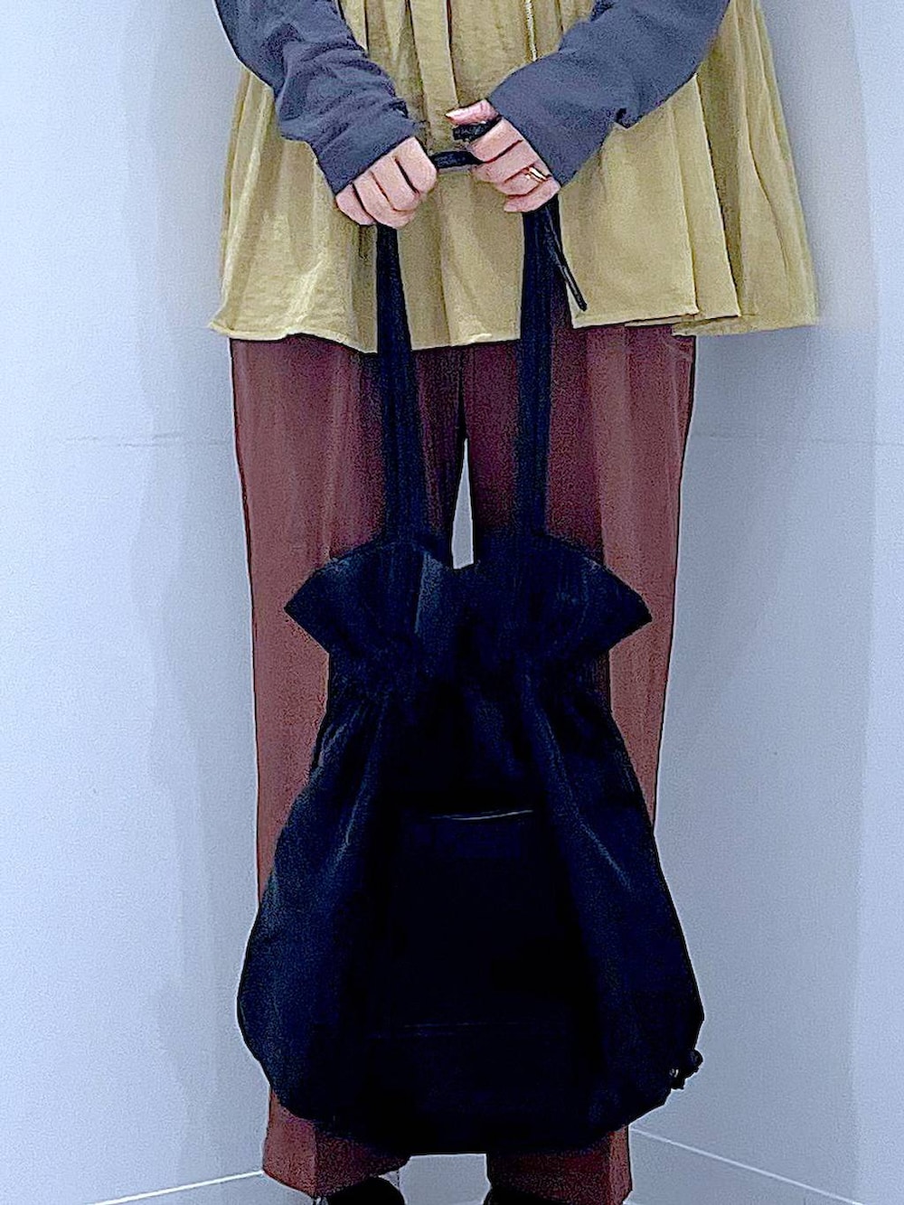 グレー系のTシャツ/カットソー、ブラック系のローファー、ブラック系のトートバッグを着用したレディースの秋コーディネートの9枚目の写真