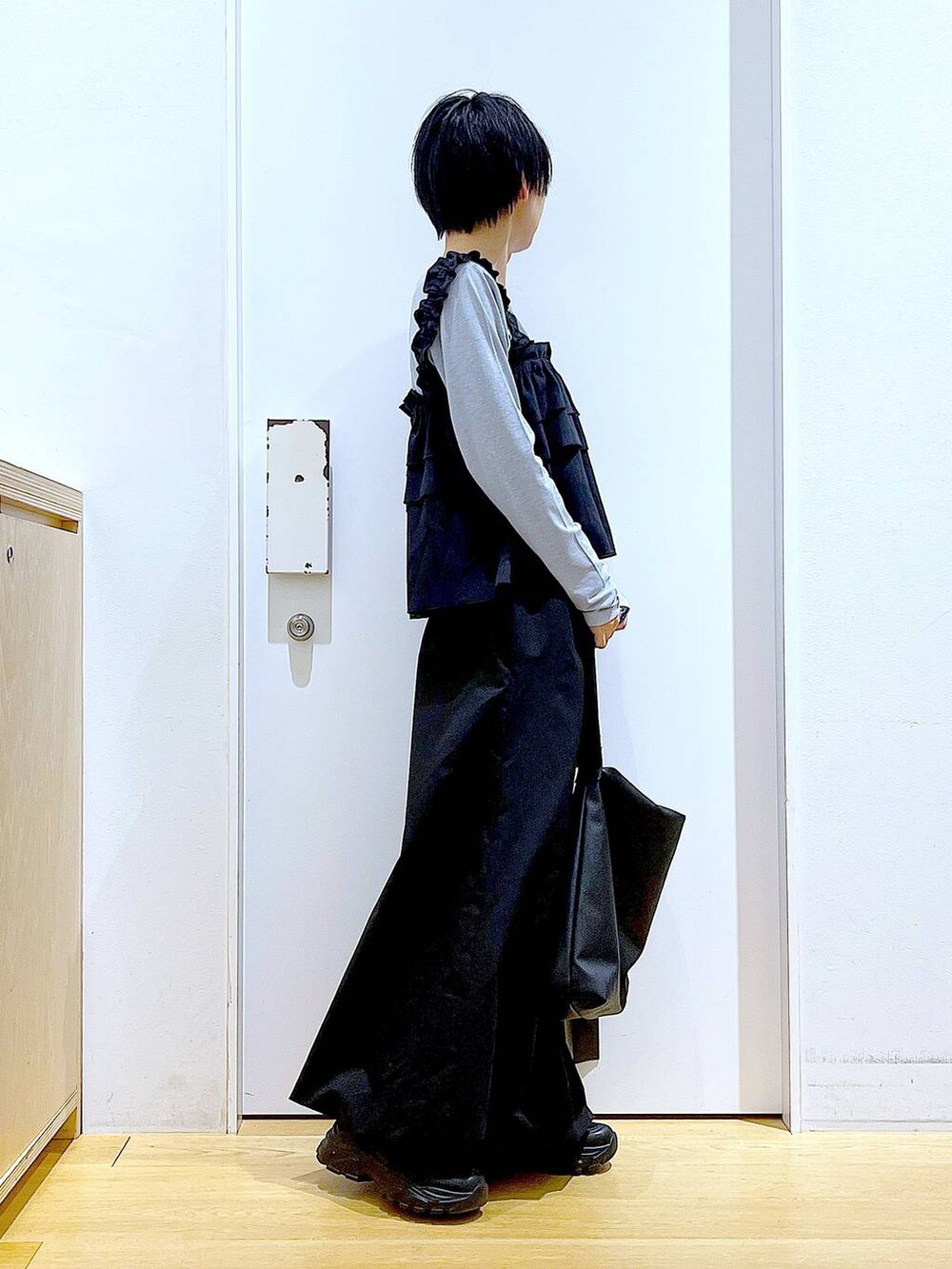 ブラック系のスニーカー、ブルー系のTシャツ/カットソー、ブラック系のその他トップスを着用したレディースの春コーディネートの4枚目の写真