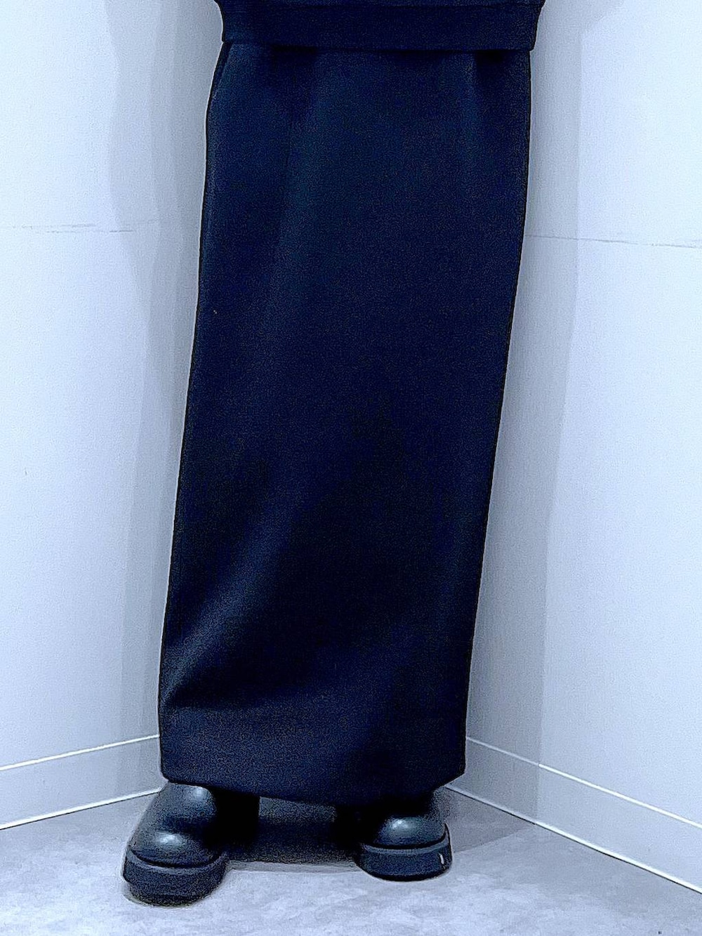 ブラック系のボストンバッグ、ブラック系のスウェット、ブラック系のスカートを着用したレディースの春コーディネートの8枚目の写真