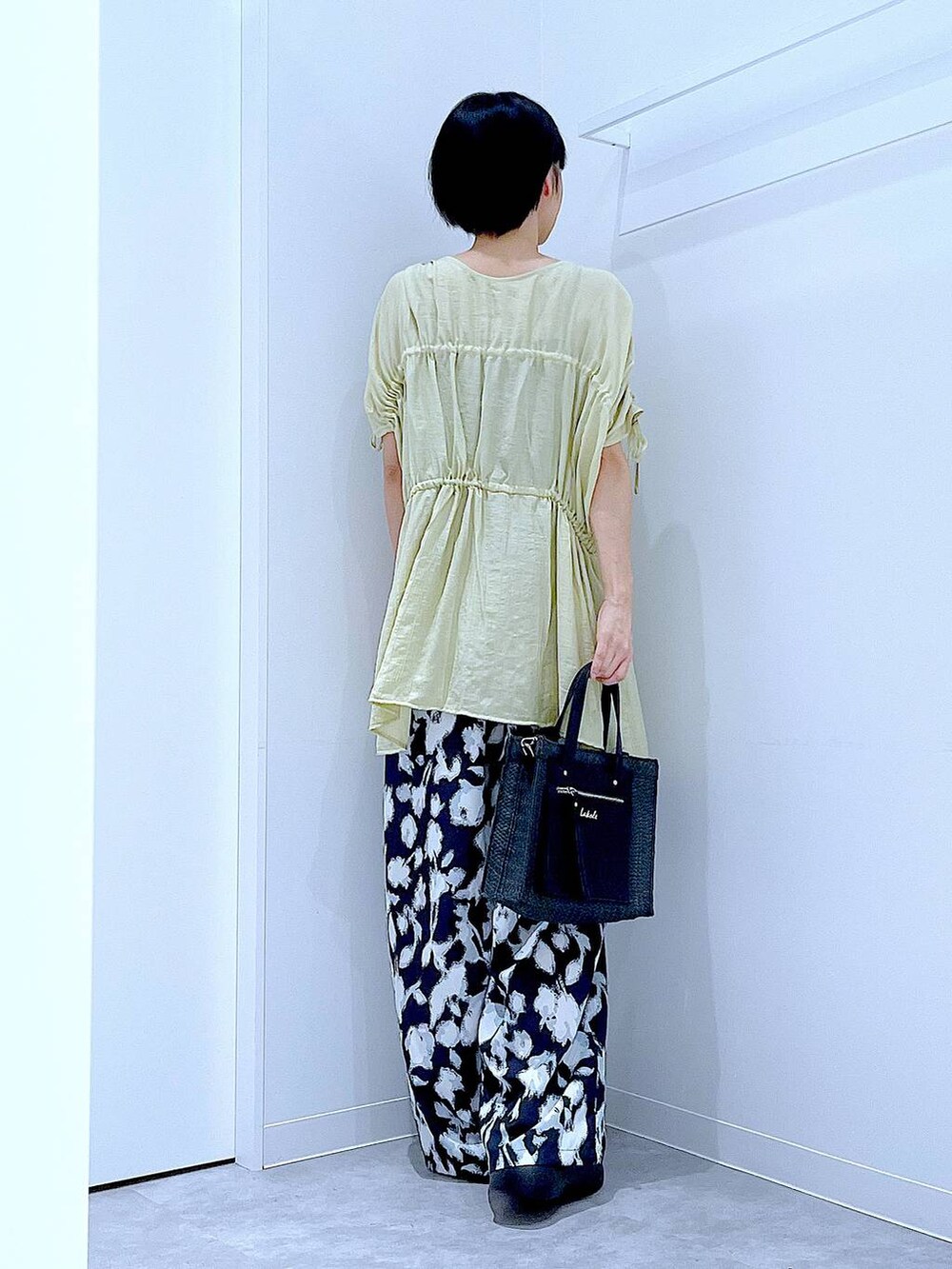 ブラック系のショルダーバッグ、ブラック系のサンダル、ブラック系のその他パンツを着用したレディースの夏コーディネートの5枚目の写真